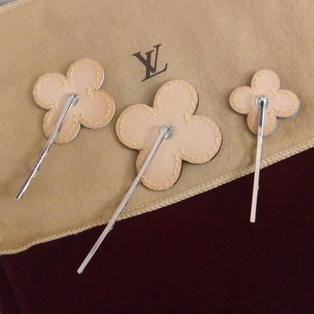Louis Vuitton Monogram Vernis Flower Hair Pins - Picture 4 of 11